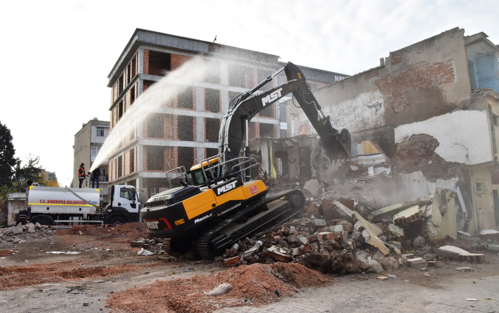 Bornova Belediyesi, kamulaştırma işlemi tamamlanan metruk binaları yıkımını sürdürüyor.