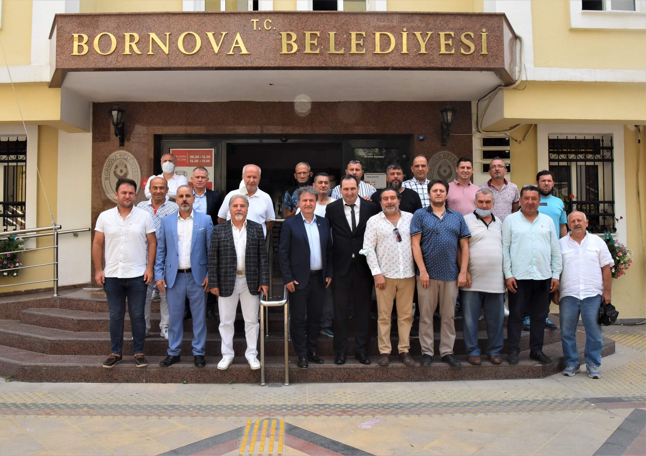 İzmir Amatör Spor Kulüpleri Federasyonu (ASKF) Başkanlığına yeni seçilen Efkan Muhtar ve yeni yönetim kurulu üyeleri Bornova Belediye Başkanı Dr. Mustafa İduğ’a nezaket ziyaretinde bulundu