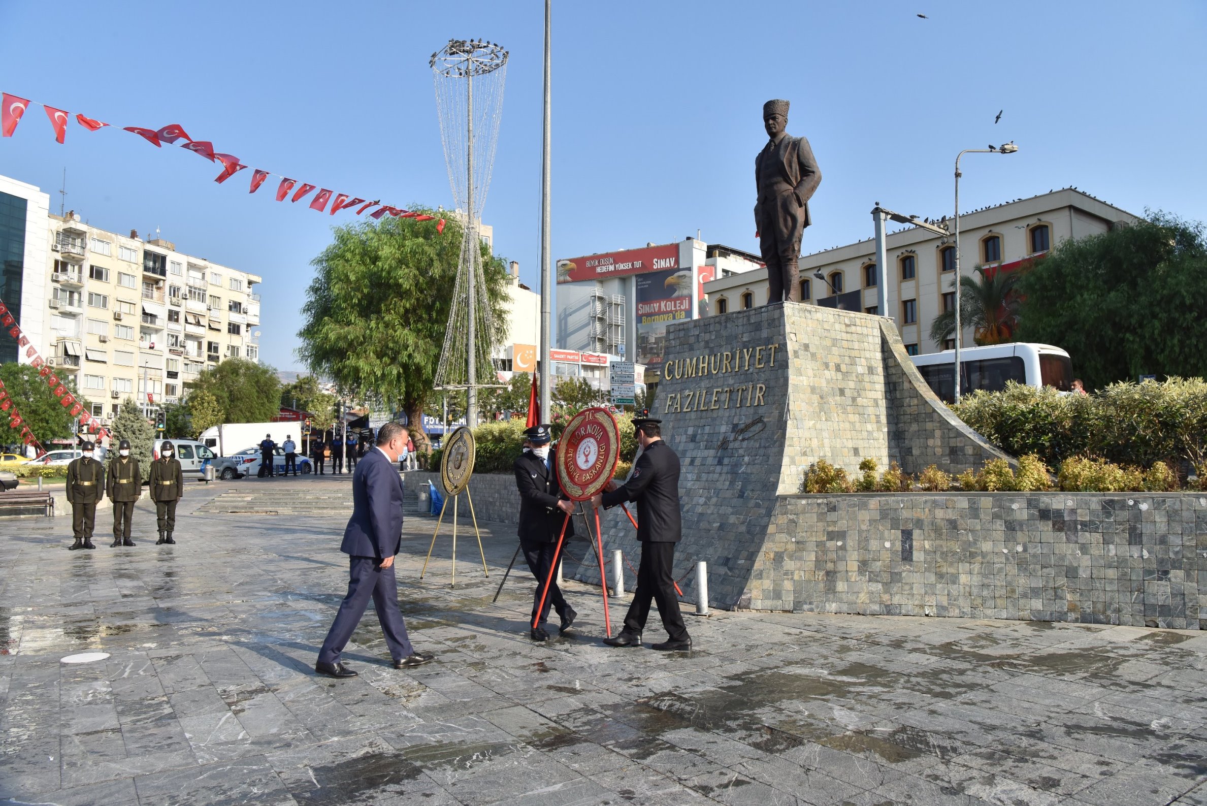 Bornova Cumhuriyet Meydanı’nda 19 Eylül Gaziler Günü nedeniyle tören düzenlendi.