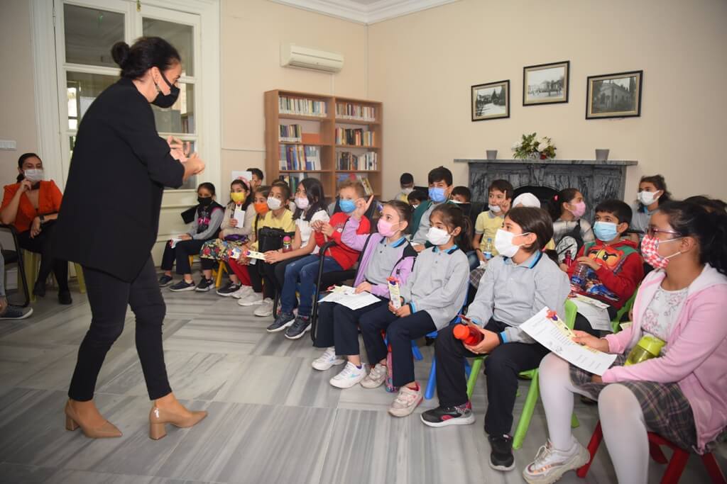 Bornova Belediyesi, yazar Ayfer Demirtaş ve Bornovalı minikleri deprem eğitiminde bir araya getirdi.