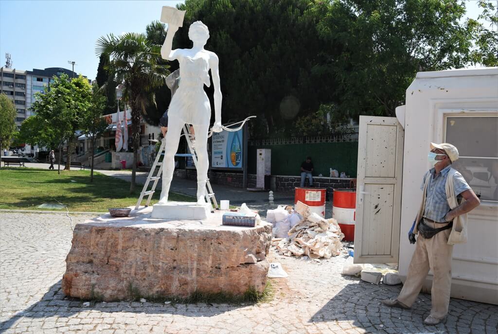 Bornova Cumhuriyet Meydanı’na 1991 yılında yaptırılan ancak geçen zamanda yıpranan Amazon Heykeli, yeniden yapılarak 30 yıl boyunca bulunduğu yere kondu. İlk heykeli de yapan sanatçı heykeltraş Bülent Ötük, yeniden yaptığı Amazon heykelini, bir elinde Atatürk’ün Nutuk eserini tutarken; güçlü ve savaşçı Anadolu kadınını simgeleyecek biçimde belinde baltası, bir elinde ok ve yay ile tasvir etti. […]