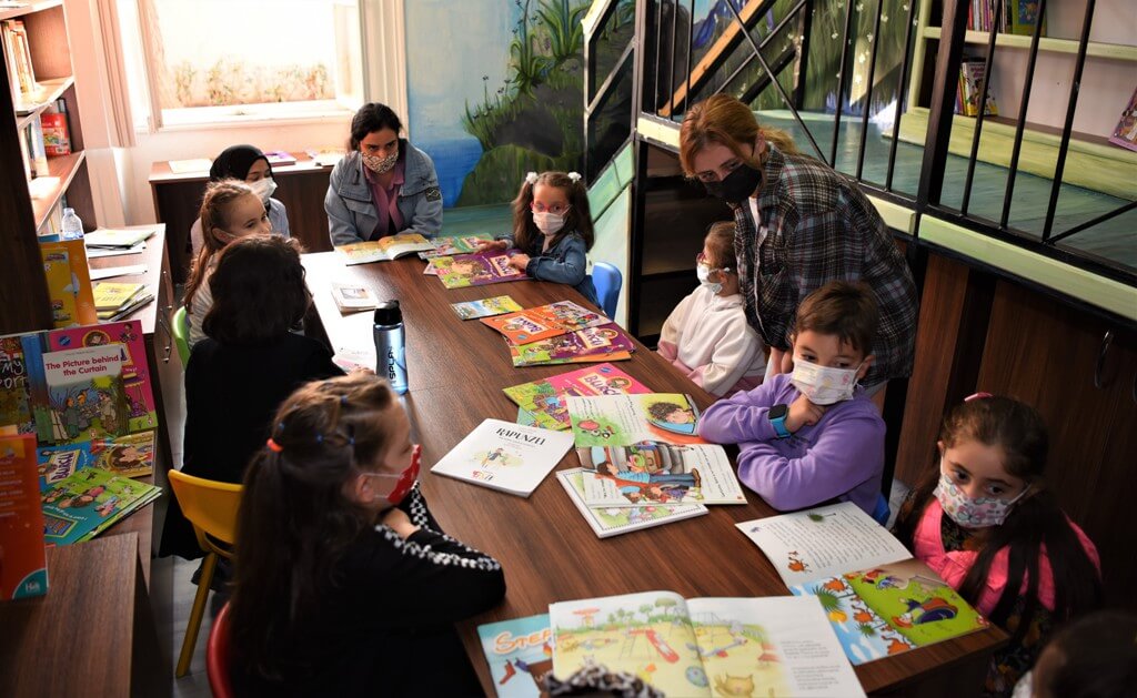 Bornova Belediyesi, “Dünya Çocuk Kitapları Haftası”nı düzenlediği ‘Kitapların Büyülü Dünyası Seninle’ adlı etkinliklerle kutluyor