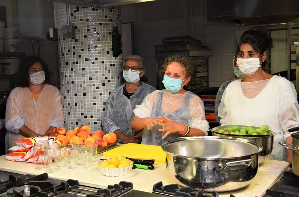 Bornovalı kadınlar Mutfak Atölyesi’nde düzenlenen kurslarla kışa hazırlanıyor