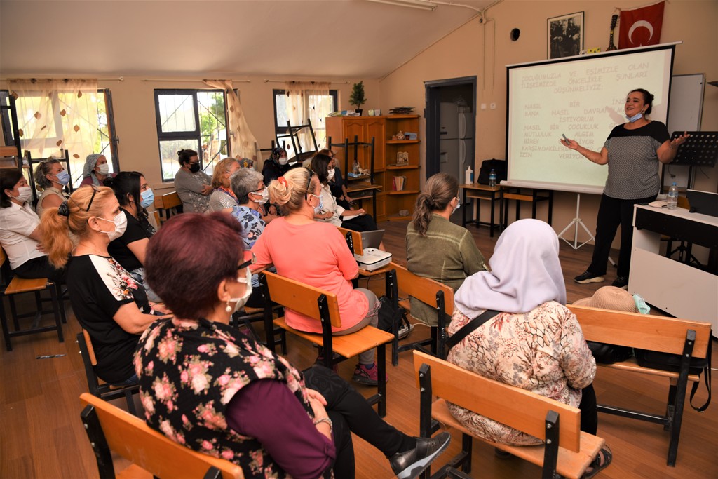 Bornova Belediyesi, Yakaköy mahallesinde aile içi iletişimin anlatıldığı Anne-Baba Okulu semineri düzenledi.