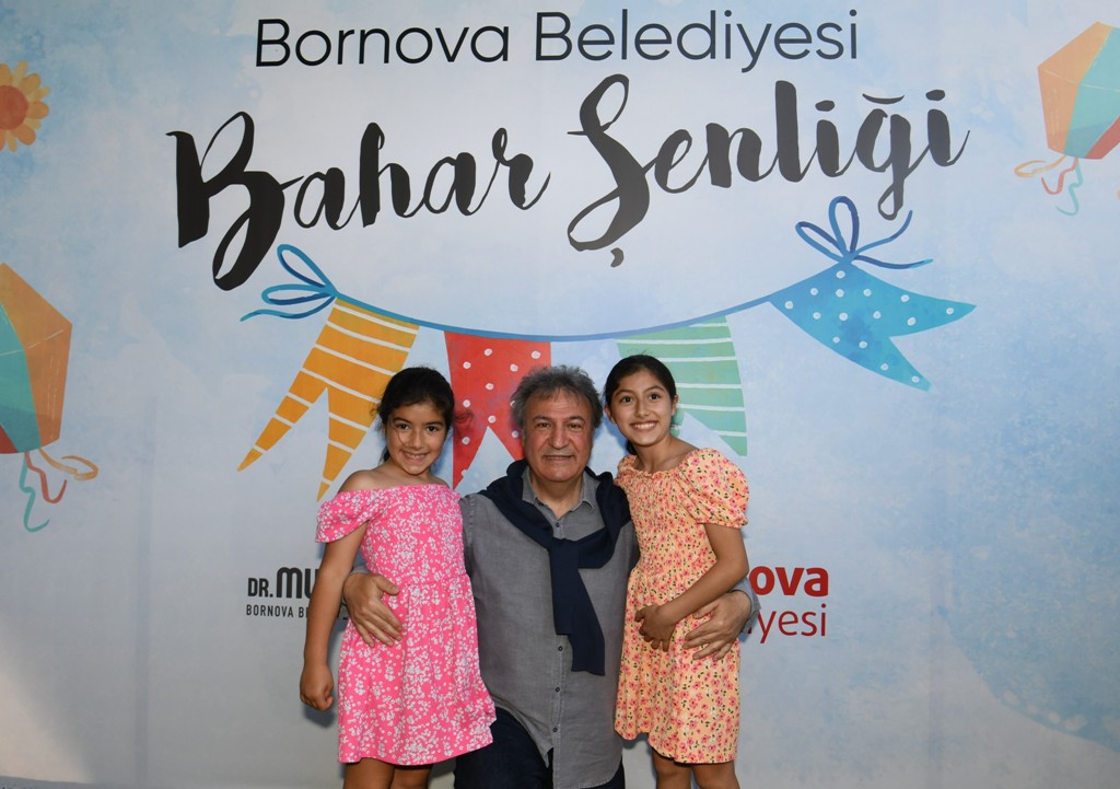     Bornova Belediyesi’nin Çamdibi Atatürk Parkı’nda düzenlediği Bahar Şenliği Bornovalıları buluşturdu. Piknik havasında geçen Şenlik’te çocuklar palyaçolar eğlenirken, belediye tarafından dağıtılan ücretsiz uçurtmalarla da gökyüzü renklendi. Çeşitli ikramların da yapıldığı Şenlik’te Bornova Belediye Başkanı Dr. Mustafa İduğ, tüm annelerin Anneler Günü’nü gül dağıtarak kutladı. Bornovalı miniklerin aileleri ve özellikle anneleri ile birlikte keyifli bir […]