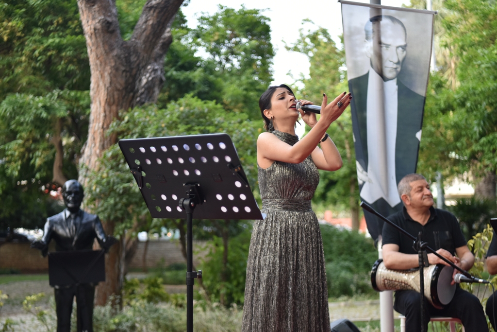 Türk Sanat Müziği’nin efsanesi Avni Anıl, ölümünün 13. yılında Bornova düzenlenen konserle anıldı.