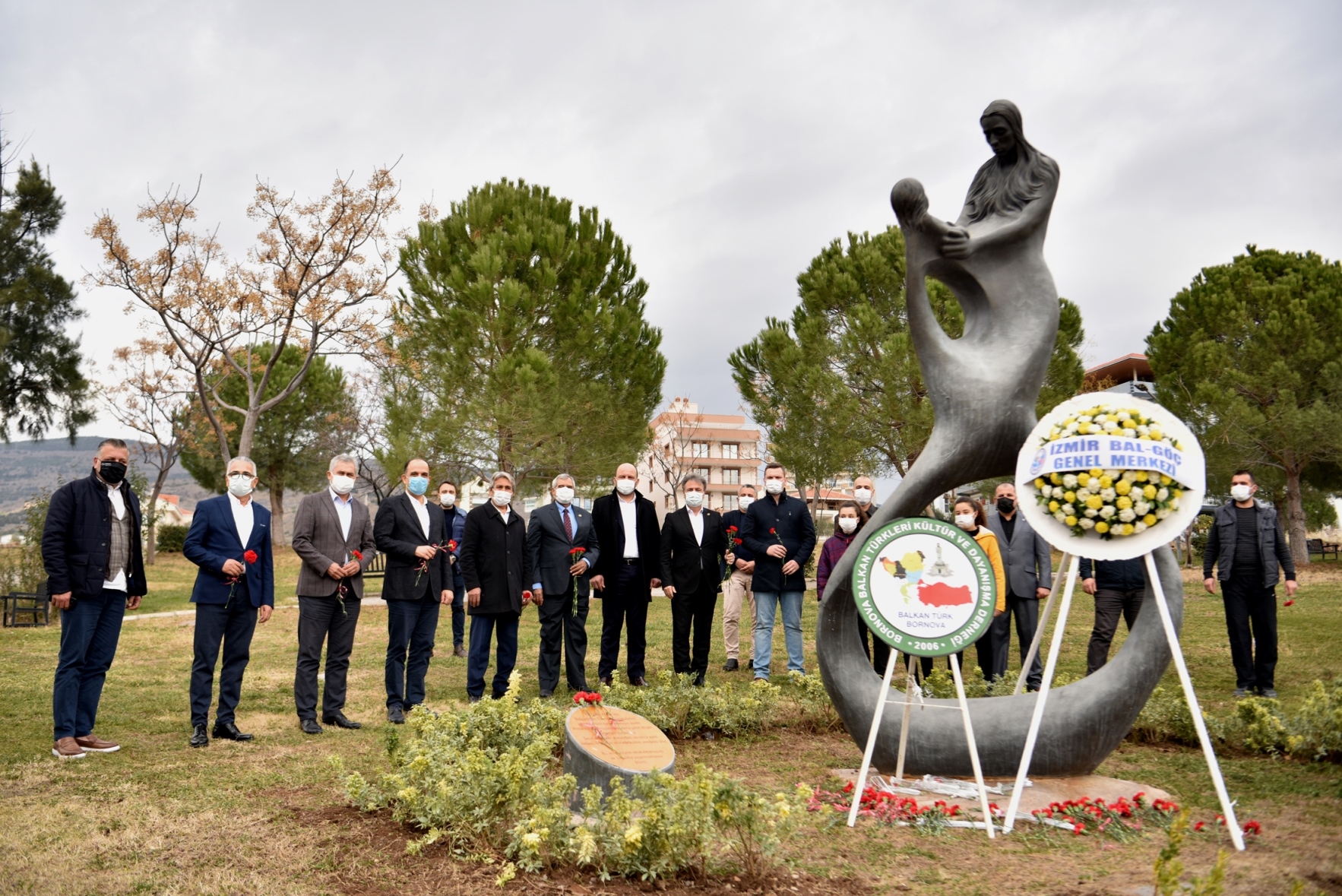 Bulgaristan Türklerinin direnişinin sembolü ‘Türkan Bebek’ ölümünün 36. yılında Bornova’da adını taşıyan parkta anıldı. Türkan Bebeğin annesinin kucağında tasvir edildiği anıta kırmızı karanfiller bırakıldı. Anma töreninde konuşan Bornova Belediye Başkanı Dr. Mustafa İduğ, birliktelik vurgusu yaparak; “Türkan Bebeği unutmamalı, unutturmamalı ve böylesi acıların tekrar etmemesi için gereken herşeyi yapmalıyız” diye konuştu. Bulgaristan’daki Türk direnişinin sembolüydü Bulgaristan’da, 1984 yılındaki […]