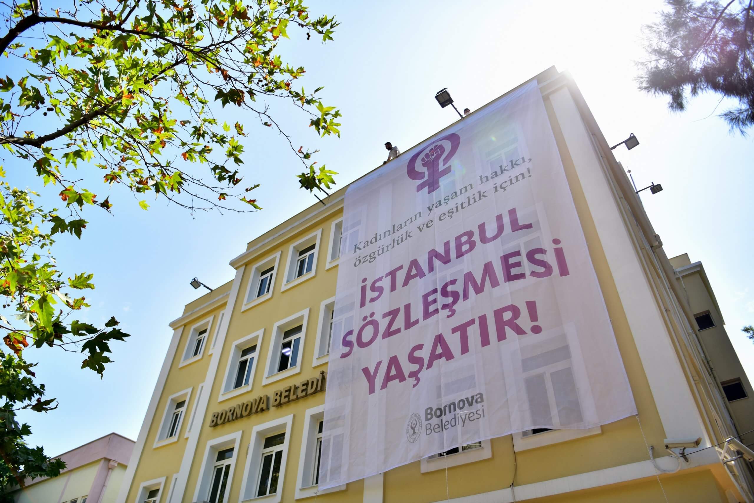 İstanbul Sözleşmesi’ne dikkat çekmek amacıyla ana hizmet binasına iki dev pankart astık.