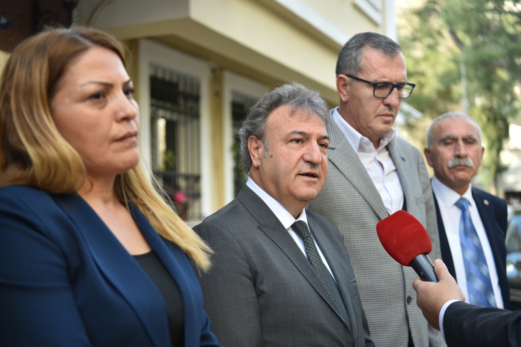 Yargıya intikal eden olay sonrası Başkan Mustafa İduğ ve DİSK yetkilileri Bornova Belediyesi önünde basın açıklaması yaptı.