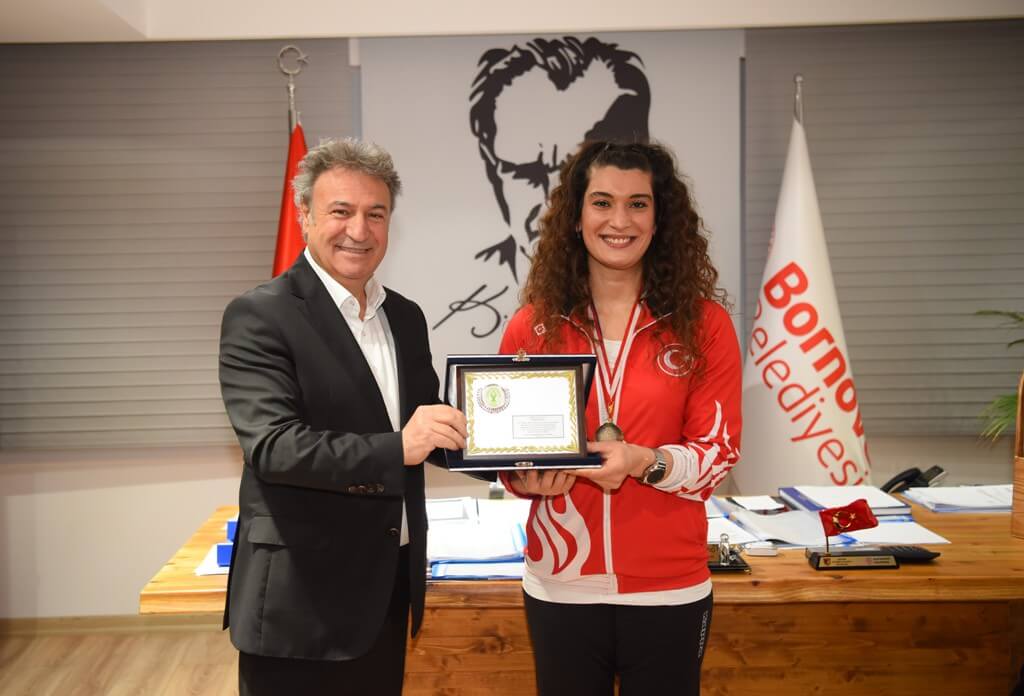 Avrupa Halter Şampiyonası’nda Kadınlar Avrupa üçüncüsü olan ve Bronz madalya kazanan Rabia Kaya, Bornova Belediye Başkanı Dr. Mustafa İduğ’u ziyaret etti.