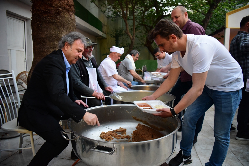 Bornova Belediye Başkanı Dr. Mustafa İduğ, İzmir Makedonya Göçmenleri Derneği’nin düzenlediği geleneksel iftar yemeğinde vatandaşların sofrasına konuk oldu.