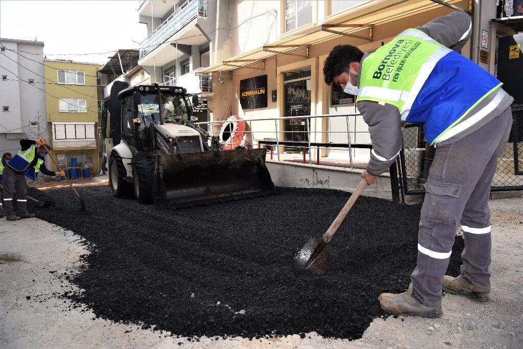 Bornova Belediyesi’nin Asfat Üretim Tesisi’nde 15 Mart’tan bu yana 12 bin ton asfalt üretilip serimi yapıldı.