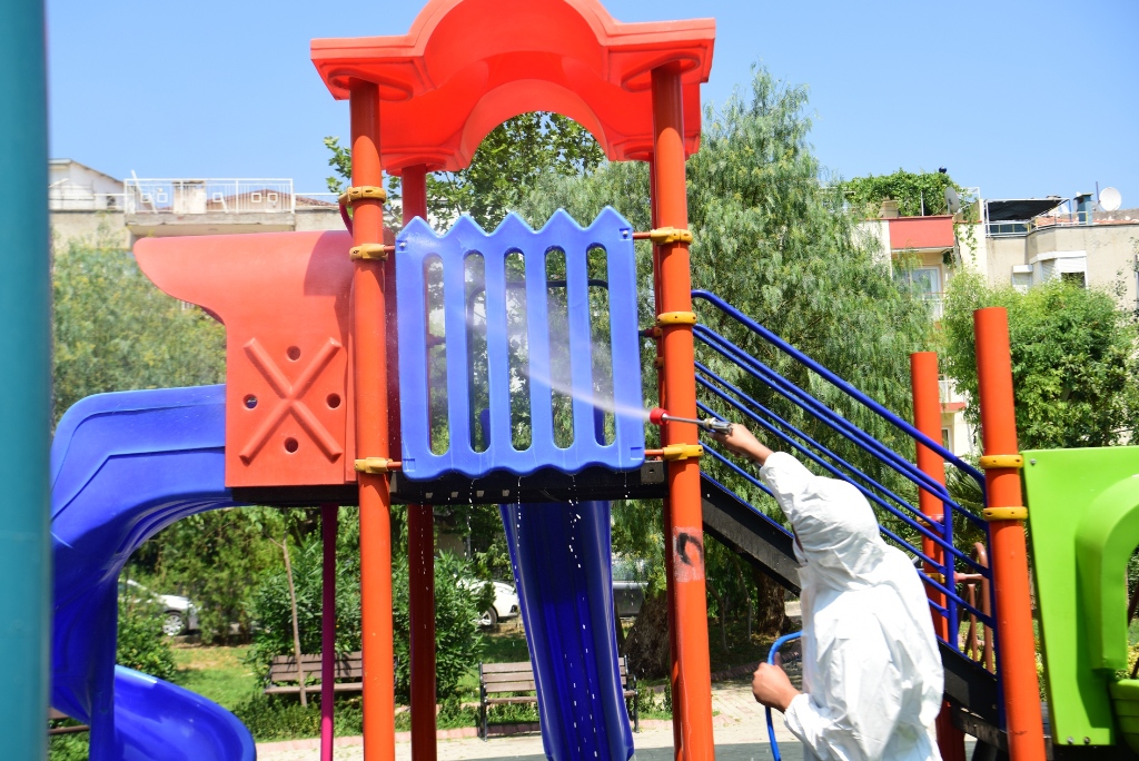 Bornova Belediyesi, yoğun eğitim maratonunun ardından yaz tatiline giren çocukların parklarda güvenle oynayıp vakit geçirebilmeleri için oyun gruplarını ve kent mobilyalarını dezenfekte etti.