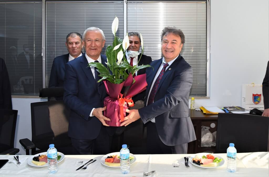 Bornova Belediye Başkanı Dr. Mustafa İduğ, İzmir Şoförler ve Otomobilciler Esnaf Odası Başkanı Celil Anık ve yönetimini ziyaret etti