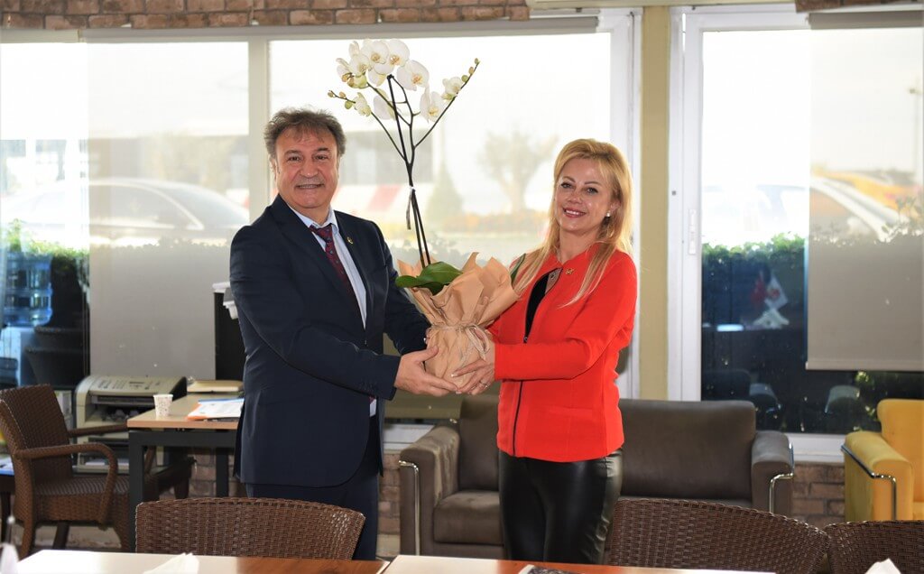 Bornova Belediye Başkanı Dr. Mustafa İduğ, İzmir Gazeteciler Cemiyeti Başkanı Dilek Gappi’yi ziyaret etti.