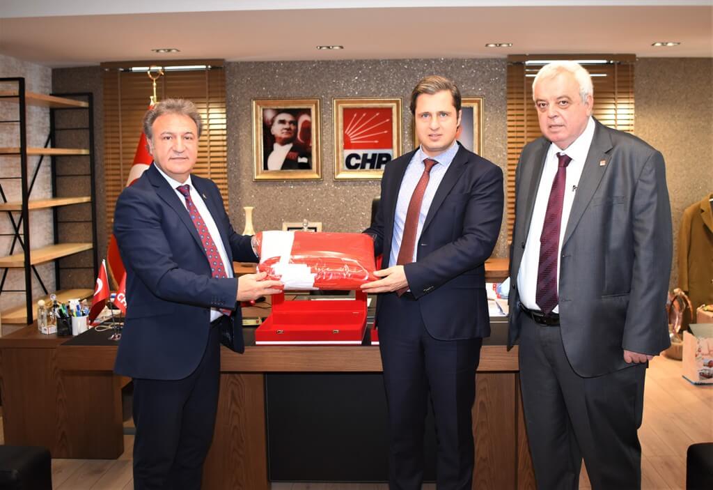 Bornova Belediye Başkanı Dr. Mustafa İduğ, Cumhuriyet Halk Partisi  İzmir İl Başkanı Deniz Yücel ve il yönetimini yeni binalarında ziyaret etti.