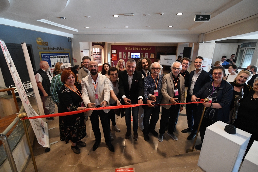Bornova Belediyesi 6. Uluslararası İzmir Sanat Bienali kapsamında gerçekleşen 2 farklı seminere ve bir sergiye ev sahipliği yaptı.