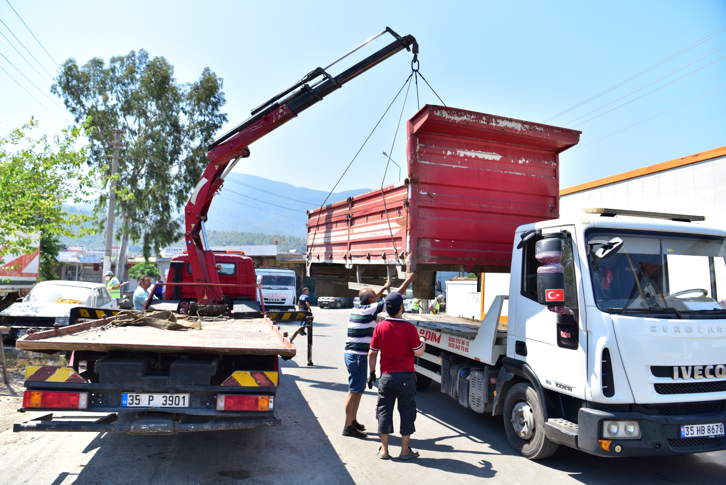 ‘’Anjiyo Projesi’’ kapsamında Bornova’nın  en büyük sanayi sitesi olan Pınarbaşı 5. Sanayi sitesinde  hurda araçlar kaldırıldı.
