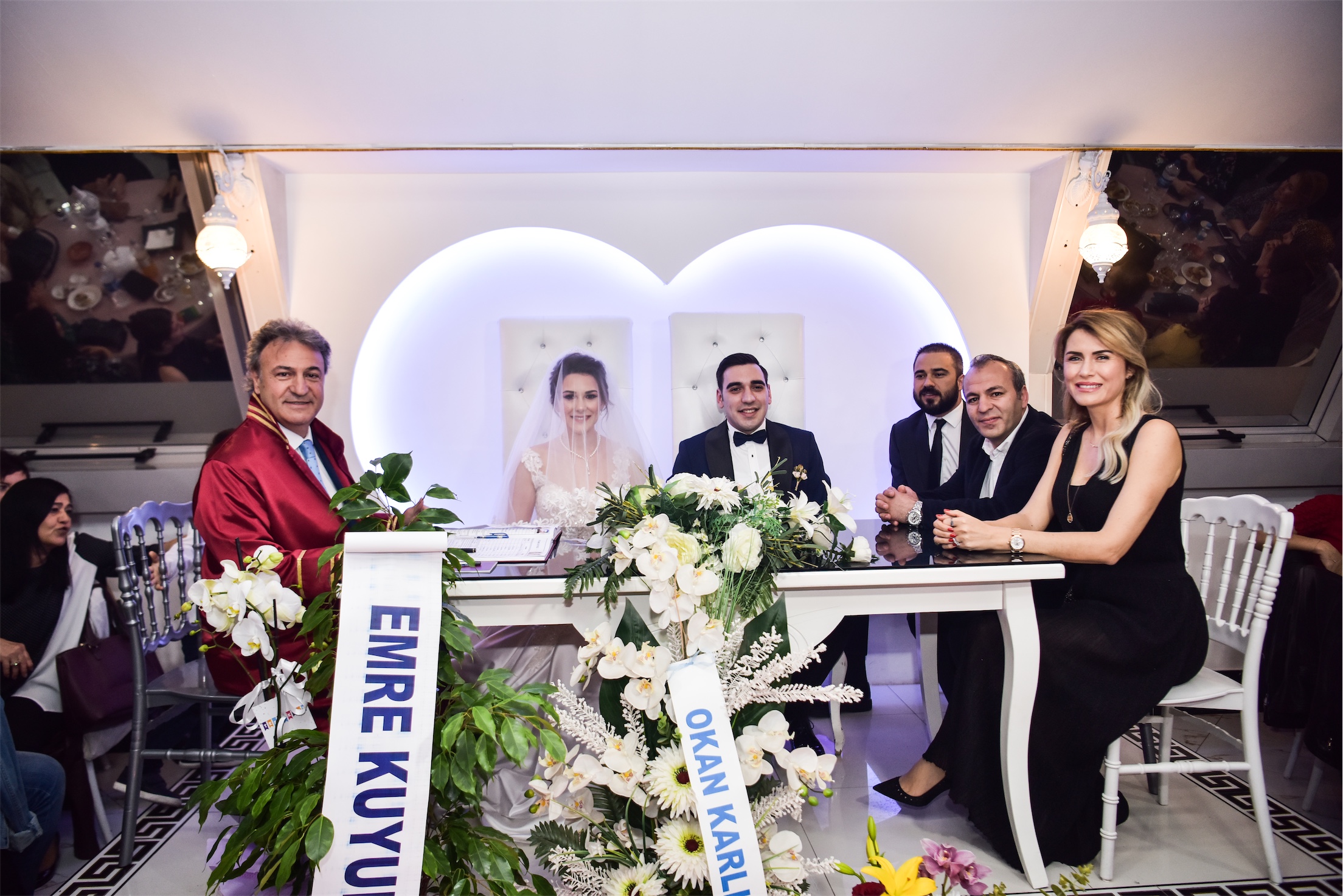 Bornova Belediye Başkanı Dr. Mustafa İduğ, ilk nikahını kıydı. Bornovalı çift Özcan Çakır ve Merve Toğan’ın bir ömür boyu birlikte mutlu olma kararlarını resmileştiren Başkan İduğ, evlilik cüzdanını geline verdi.