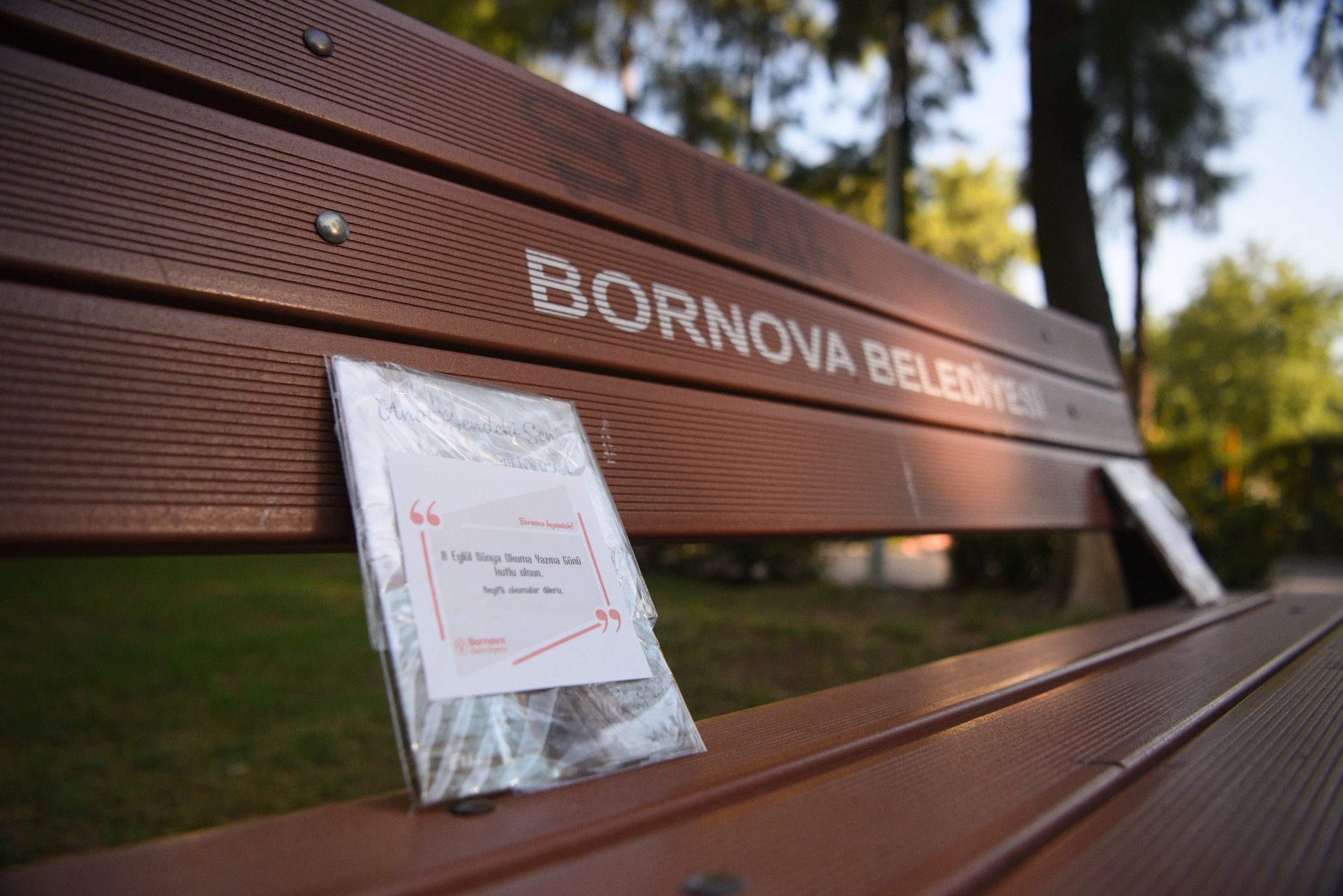 Bornova Belediyesi 8 Eylül Dünya Okuma Yazma Günü kapsamında vatandaşlara ücretsiz kitap dağıttı.