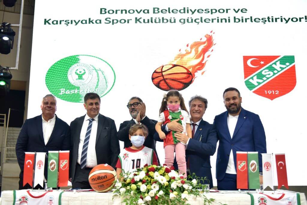 Bornova Belediyesi ve Karşıyaka Spor Kulübü arasındaki işbirliği protokolü Bornova Belediyesi Atatürk Spor Kompleksi’nde imzalandı.