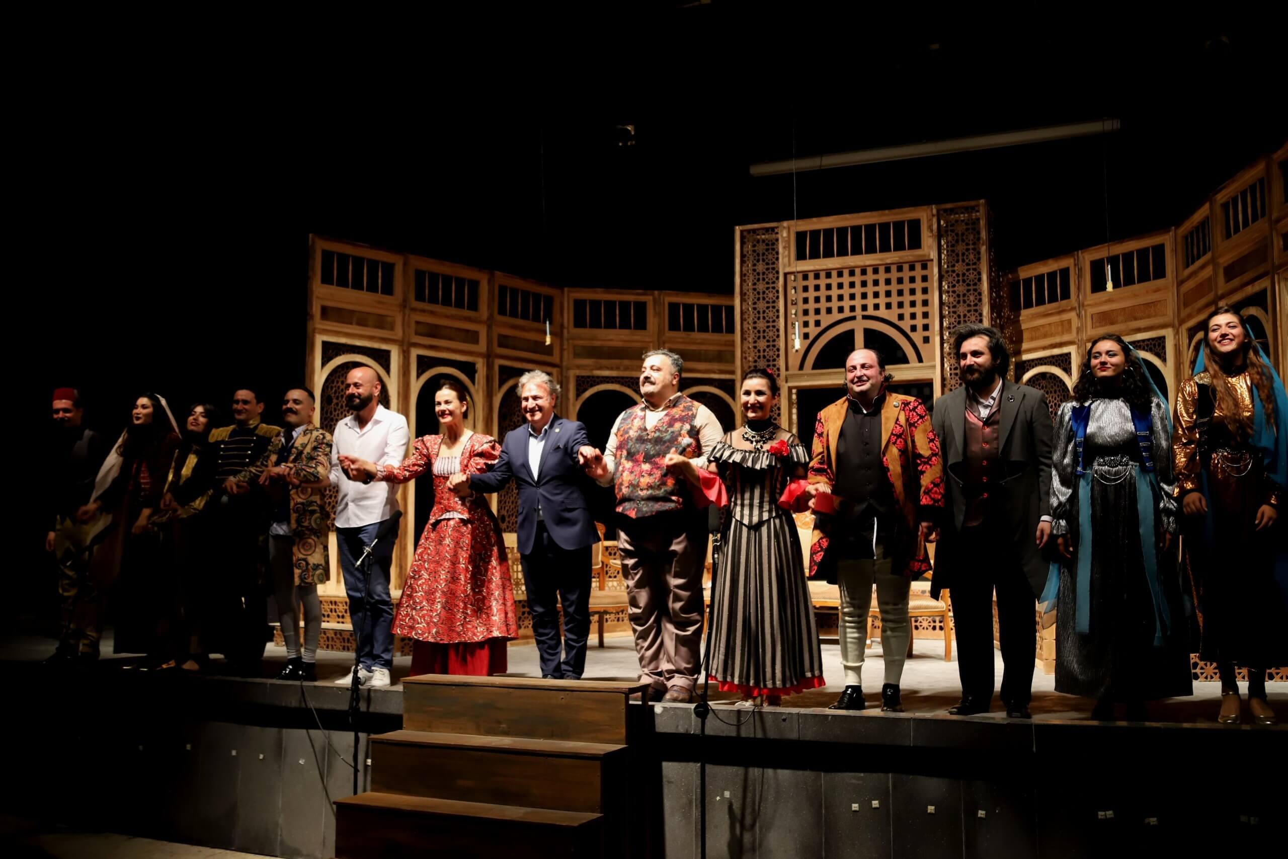 Bornova Belediyesi Şehir Tiyatrosu (BBŞT) 30. yıl kutlamaları Özdemir Nutku Tiyatro Ödülleri’nden gelen üç ödülle taçlandı.