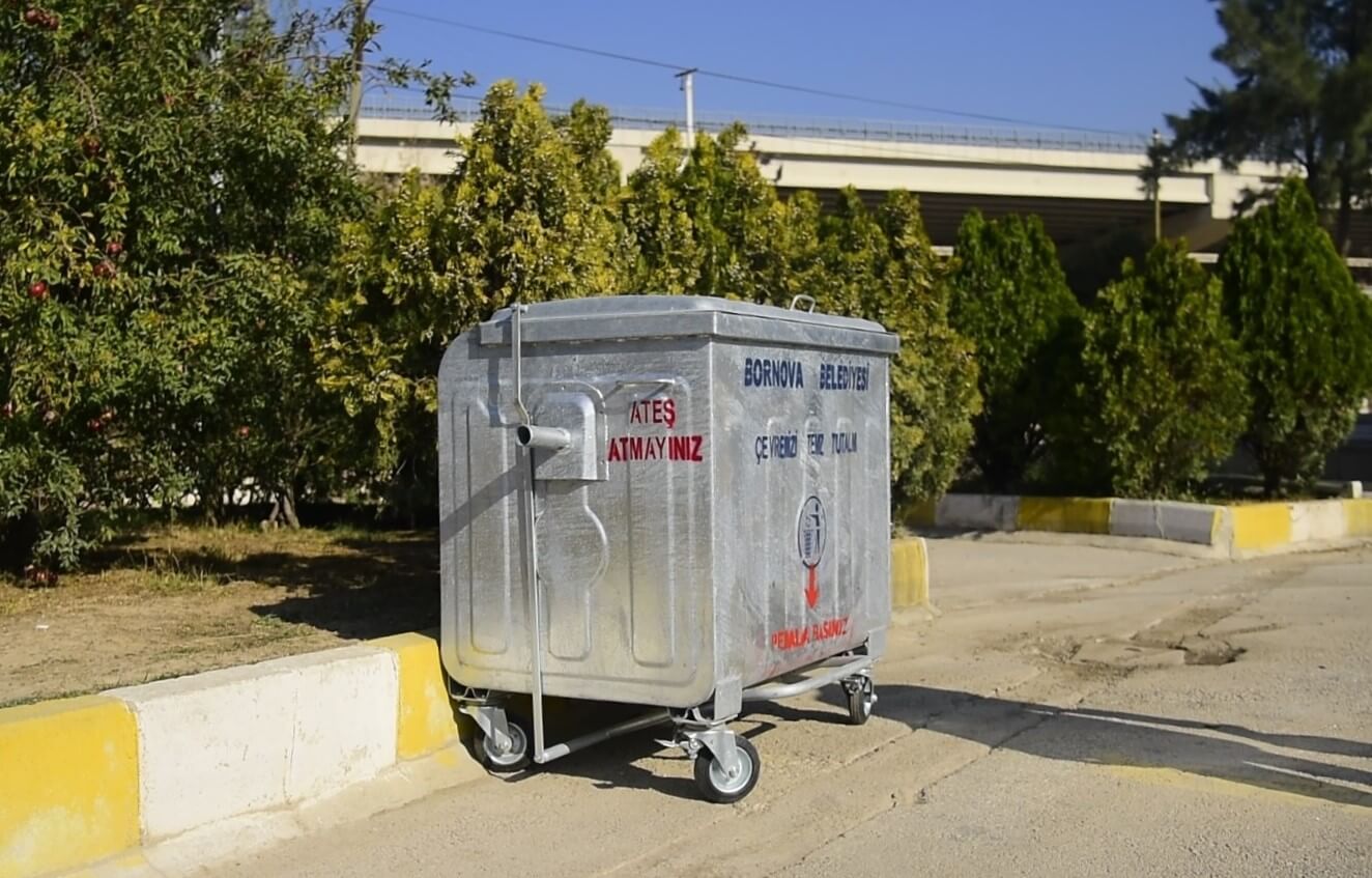 Bornova’da çöp konteynerleri pedallı sistemle yenileniyor