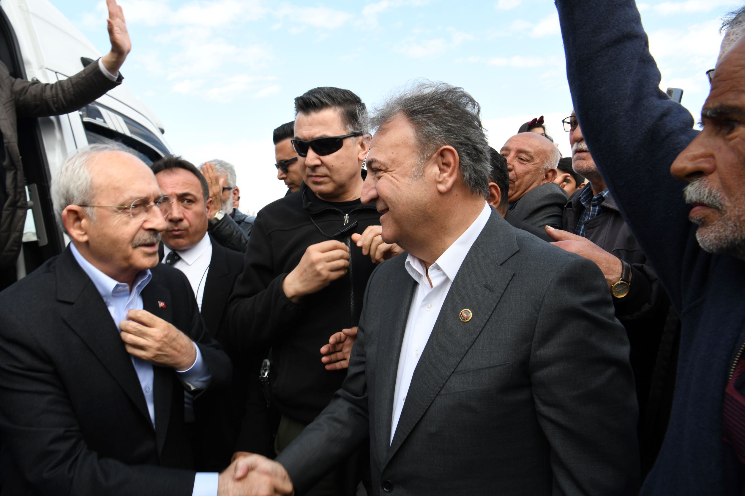 Kılıçdaroğlu Başkan İduğ ile Bornova Belediyesi’nin çadır kentinde