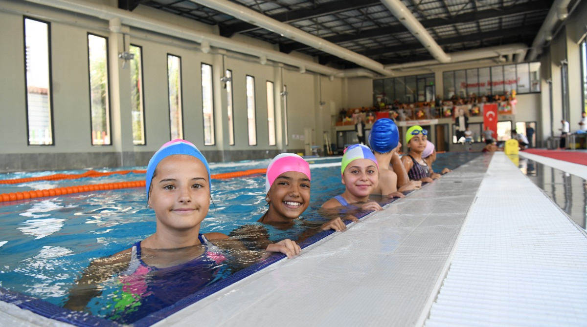 Çamdibi Yarı Olimpik Yüzme Havuzu çocukların vazgeçilmezi oldu